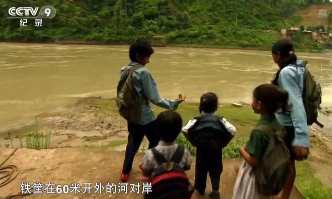 勵志紀錄片：《翻山涉水上學路》每天與死神打交道的孩子們